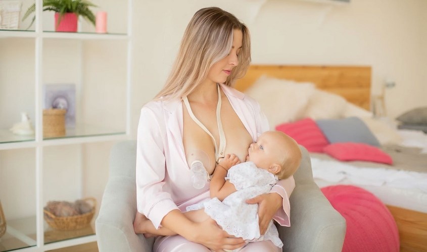 Tư thế ngồi sẽ giúp mẹ lấy được nhiều sữa và thoải mái hơn tư thế nằm