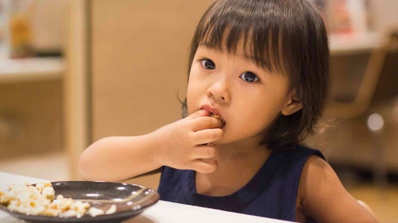 Thói quen bốc thức ăn hoặc mút tay làm tăng nguy cơ nhiễm giun kim