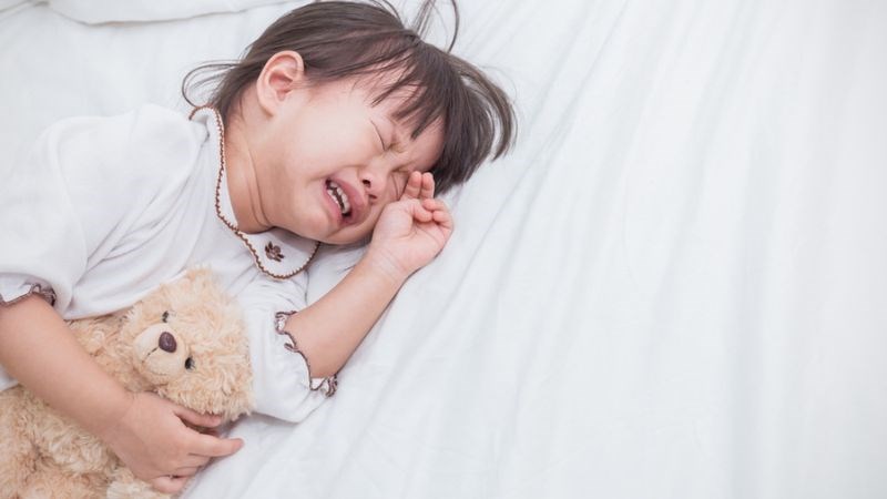 Trẻ bị nhiễm giun kim thường khó ngủ, quấy khóc về đêm