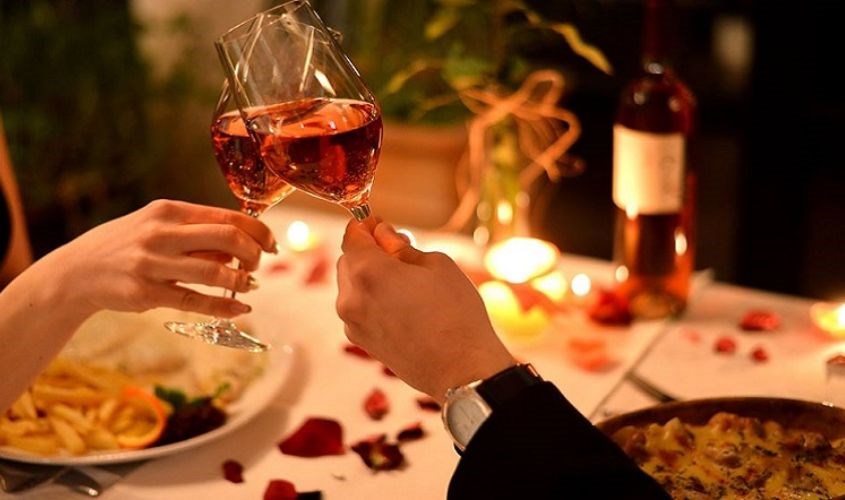 Bữa tiệc cùng hoa sẽ khiến chị em vô cùng cảm động