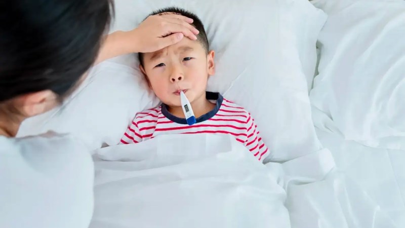 Có thể chườm khăn hoặc cho bệnh nhân dùng thuốc hạ sốt Có thể chườm khăn hoặc cho bệnh nhân dùng thuốc hạ sốt