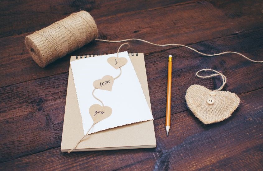 Một tấm thiệp tự làm chứa đầy tình yêu thương dành tặng mẹ