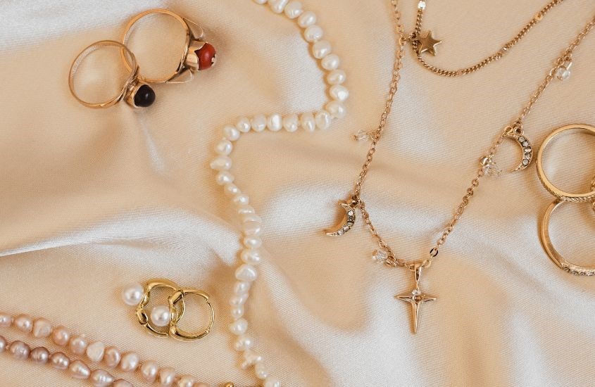 Phụ nữ rất thích trang sức, nhất là khi đó là món quà của con tặng