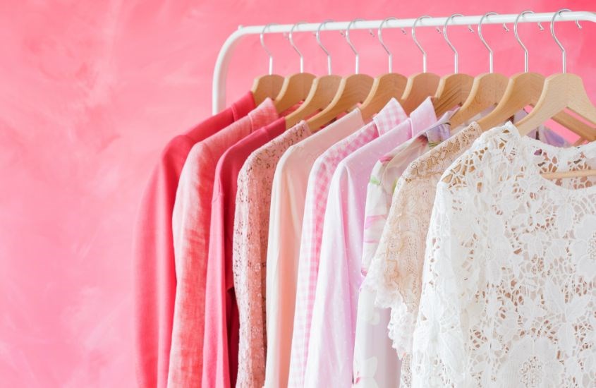 Có rất nhiều lựa chọn quần áo làm quà tặng 