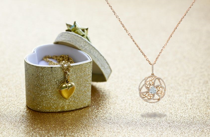 Dây chuyền có phần dây và phần mặt dây chuyền để lựa chọn