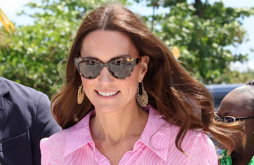 Hãy luôn mang theo bên mình 1 cặp kính mát để giữ cho vùng da mắt không bị nhăn