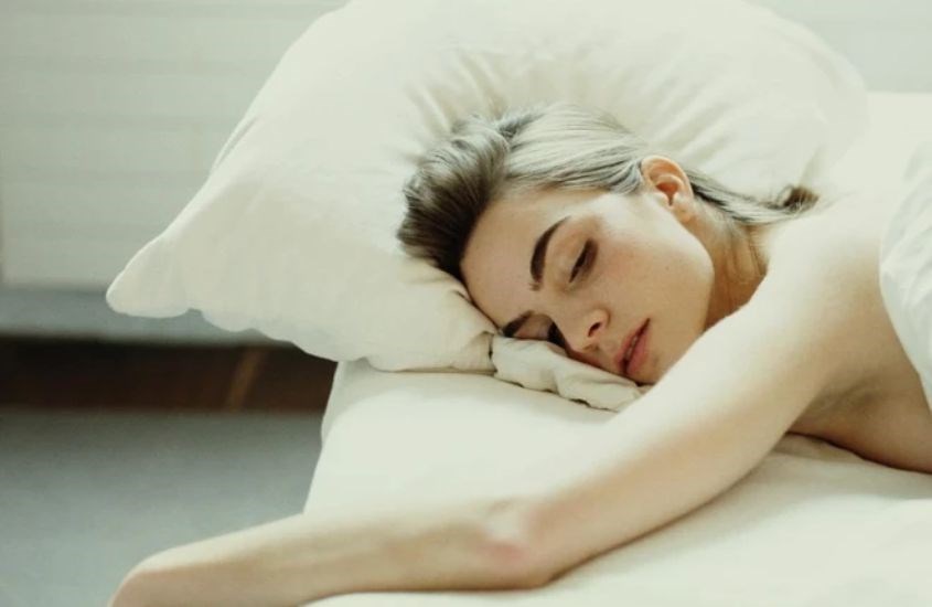 Tư thế ngủ nằm sấp cũng có thể làm xuất hiện các nếp nhăn trên da của bạn