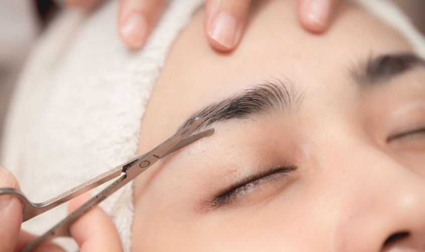 Nên tỉa lông mày để đường nét rõ ràng hơn