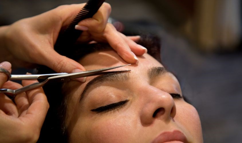 Dùng kéo để tỉa lông mày