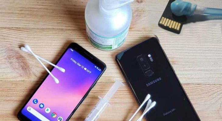 Vệ sinh chân tiếp xúc thẻ nhớ và khe cắm thẻ nhớ