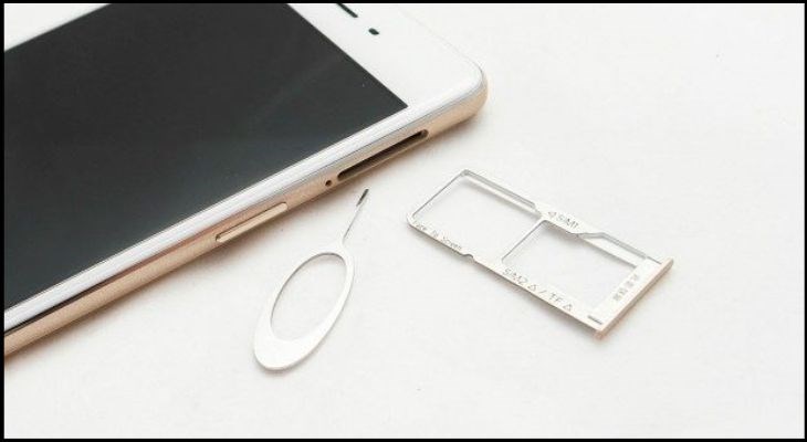 Chân tiếp xúc thẻ nhớ bám bụi bẩn, vật cản khiến thiết bị không nhận ra nó