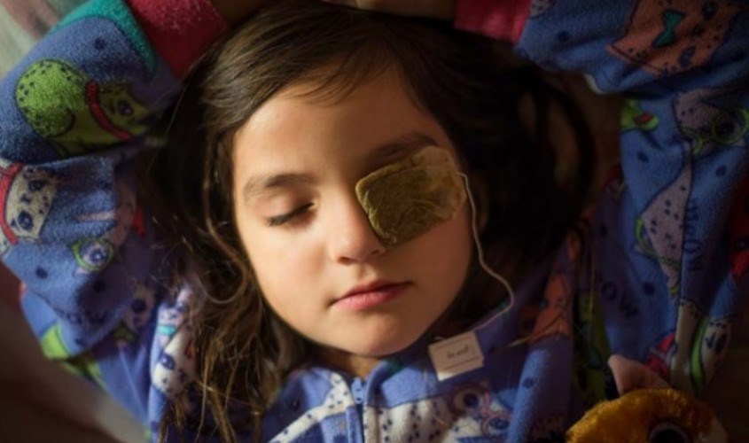 Sử dụng trà túi lọc chườm vào vùng mắt bị lẹo giúp giảm đau và sưng