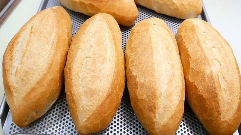 Bánh mì chấm sữa có thể dễ dàng đẩy thức ăn xuống một cách hiệu quả