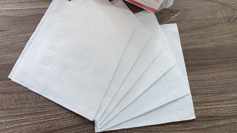 Sử dụng khăn giấy để lấy gỉ mũi