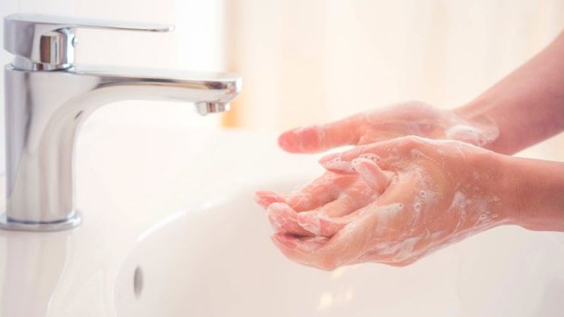Rửa tay thật sạch bằng xà phòng để tránh nhiễm từ tay sang mũi