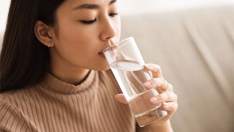 Uống nhiều nước có thể giúp cải thiện tình trạng
