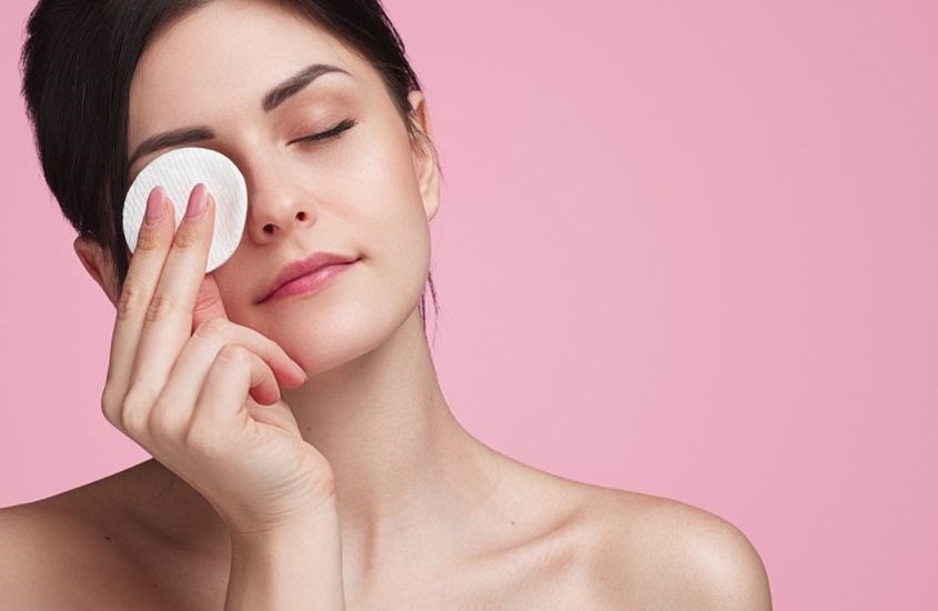 Dấu hiệu dùng tẩy trang bị rát mặt