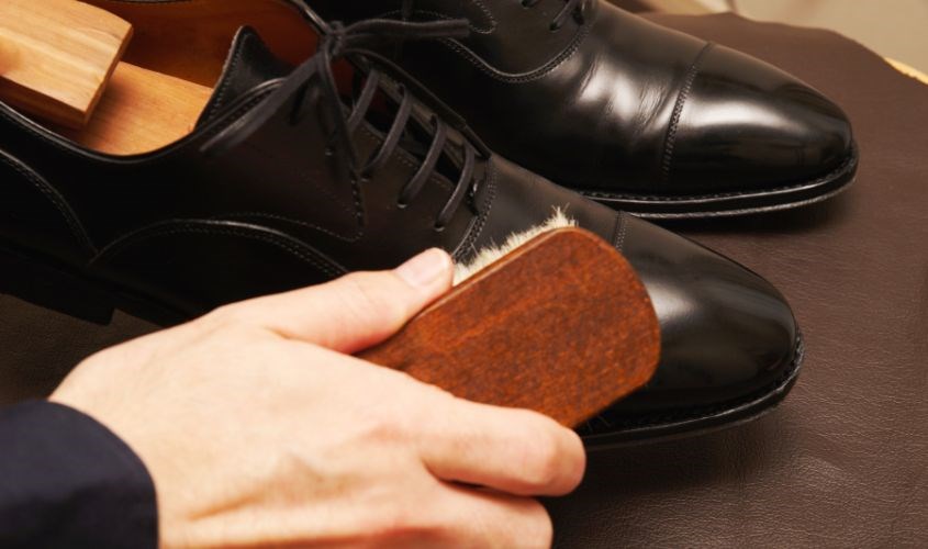 Làm mới giày da bằng dầu gội Làm mới giày da bằng dầu gội