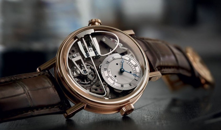 Hoạt động của động cơ bên trong đồng hồ cơ