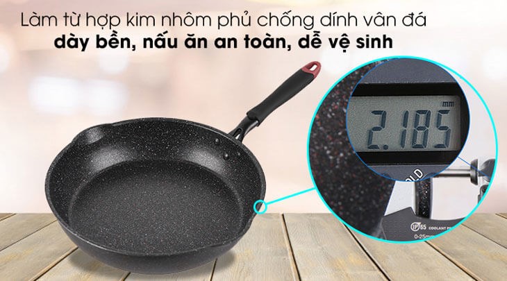 Bề mặt lòng chảo nhôm chống dính vân đá đáy từ 30 cm Kangaroo KG661XL  là lớp chống dính vân đá phủ sơn Teflon giúp hạn chế cháy dính thực phẩm và thuận tiện vệ sinh sau khi dùng