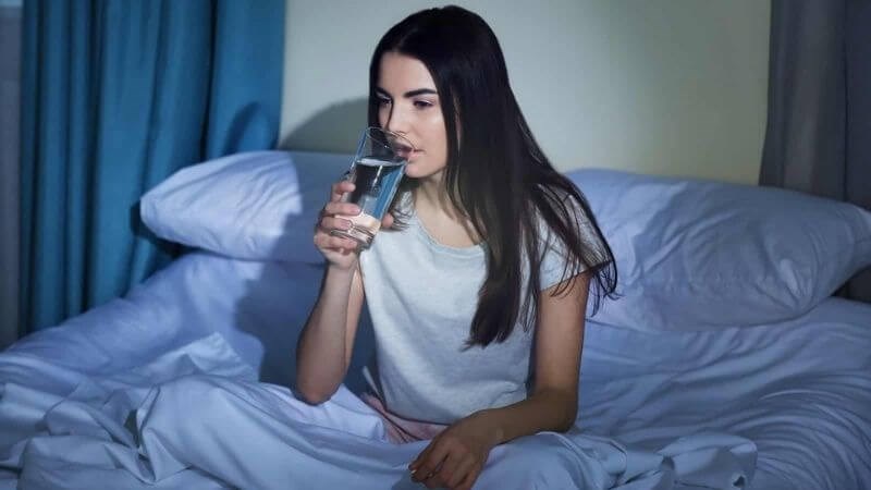 Hạn chế uống nước vào ban đêm Hạn chế uống nước vào ban đêm