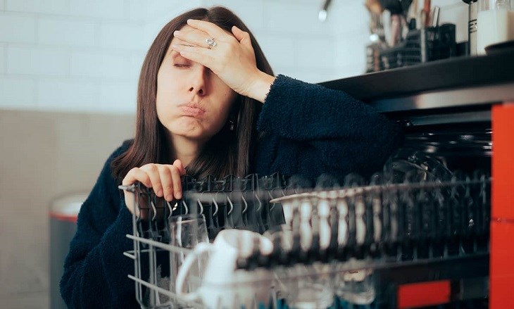 Máy rửa chén vận hành quá công suất có thể khiến hệ thống xả của thiết bị không hoạt động
