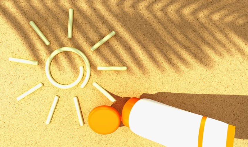 Thoa kem chống nắng để bảo vệ da khỏi tia UV