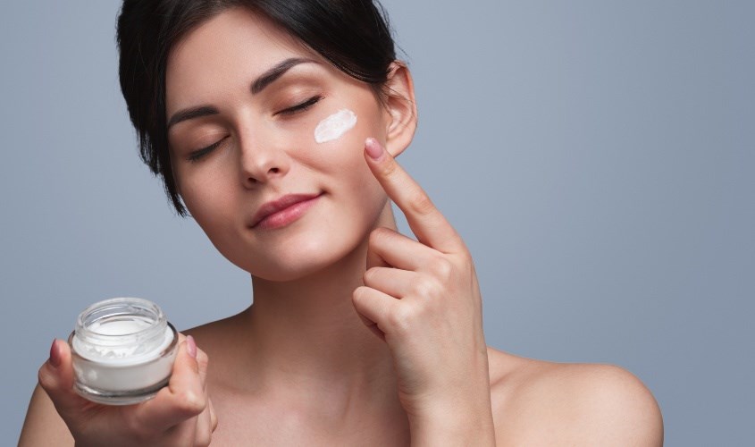 Nên dưỡng ẩm trước khi bôi kem chống nắng