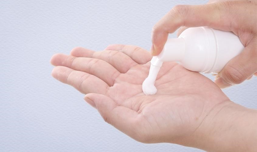 Sữa rửa mặt Dr Morita Tea Tree Acnes Foaming Whip có thiết kế đầu pump tiện lợi