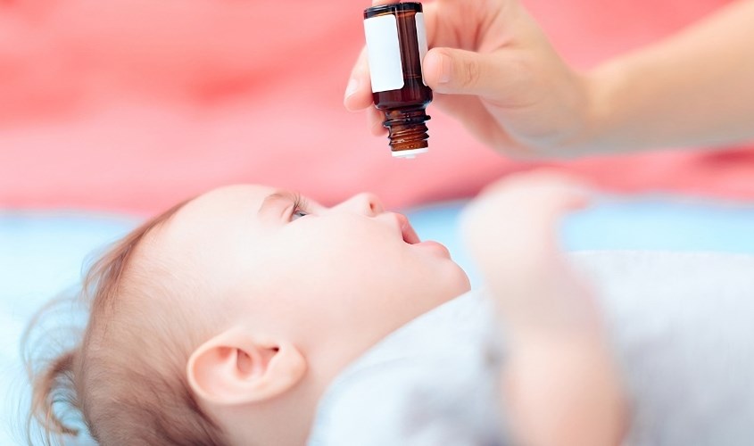 Mẹ nên hạn chế cho bé uống vitamin D3 K2 MK7 bằng cách nhỏ trực tiếp vào miệng Mẹ nên hạn chế cho bé uống vitamin D3 K2 MK7 bằng cách nhỏ trực tiếp vào miệng