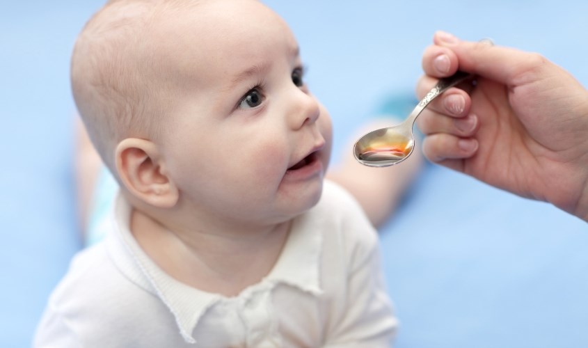 Mẹ có thể đong vitamin D3 K2 ra thìa rồi mới cho trẻ uống Mẹ có thể đong vitamin D3 K2 ra thìa rồi mới cho trẻ uống