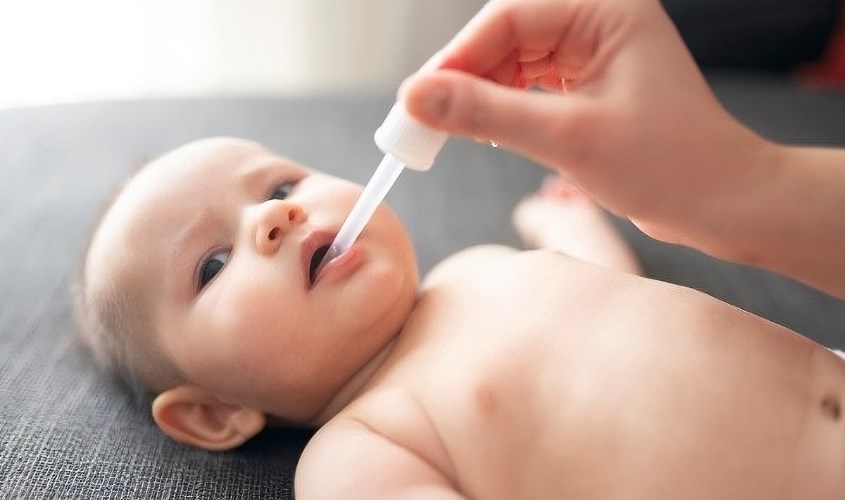 Cho bé uống vitamin D3 K2 bằng pipet Cho bé uống vitamin D3 K2 bằng pipet