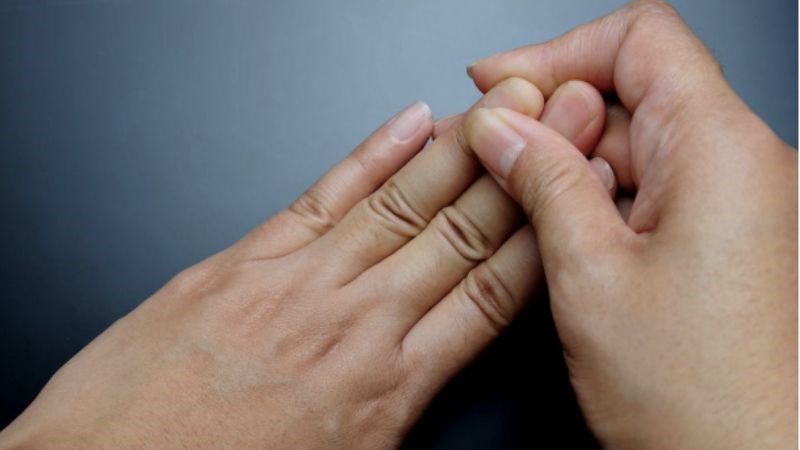 Tê đầu ngón tay diễn ra thường xuyên, kéo dài trên vài tuần bạn nên đến cơ sở y tế thăm khám