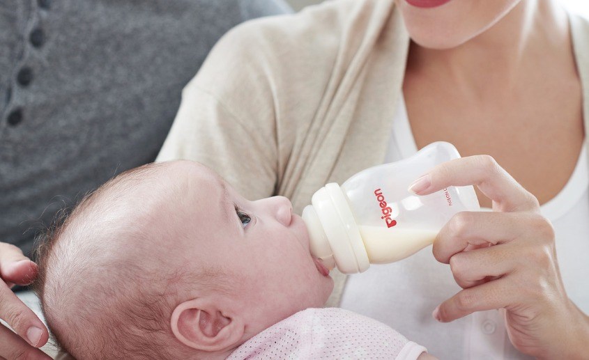 Hướng dẫn cách cho bé bú bình Pigeon đúng