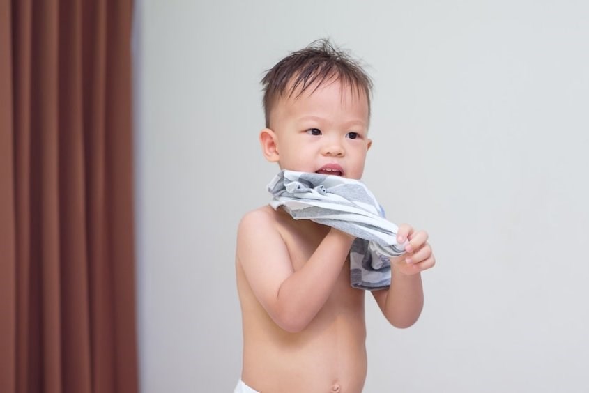 Cha mẹ nên cho bé mặc quần áo rộng rãi, thoải mái