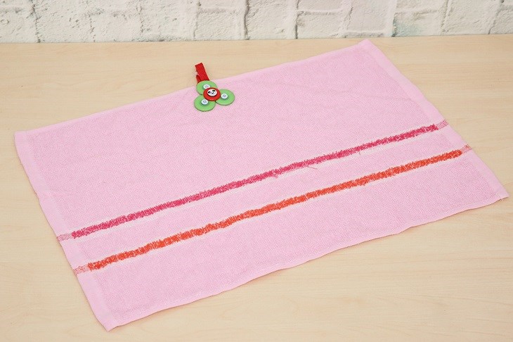 Khăn lau tay Latka KH952 50 x 33 cm làm từ chất liệu cotton thấm nước nhanh chóng, dễ dàng giặt sạch.