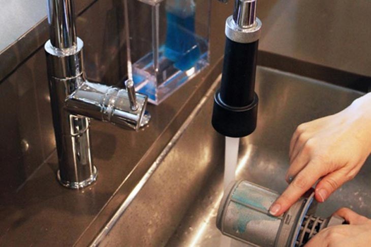 Vệ sinh sạch sẽ bộ lọc máy rửa chén để khắc phục lỗi rò rỉ nước