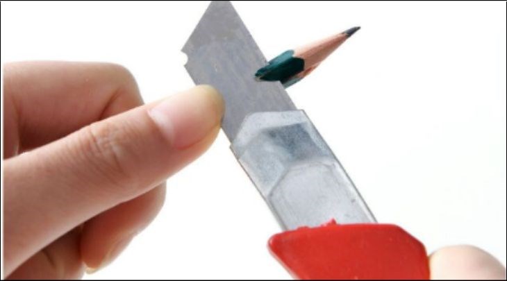 Bạn có thể dùng dao rọc giấy gọt nhọn đầu bút chì trong trường hợp quên mang dụng cụ chuốt bút chì