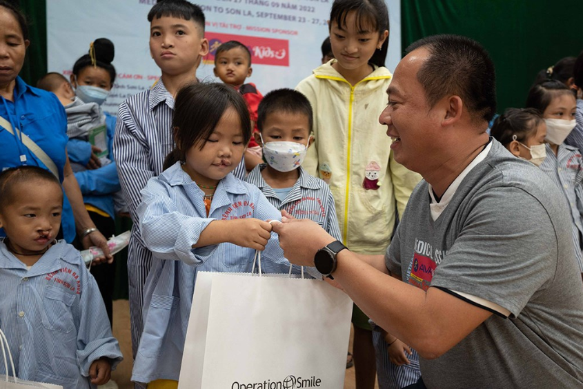 Quỹ Nụ Cười AVAKids trao các em hi vọng về tương lai tươi sáng