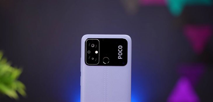 Mặt lưng của POCO C55 được gia công từ chất liệu giả da độc đáo, giúp hạn chế bám dính mồ hôi và vân tay Mặt lưng của POCO C55 được gia công từ chất liệu giả da độc đáo, giúp hạn chế bám dính mồ hôi và vân tay