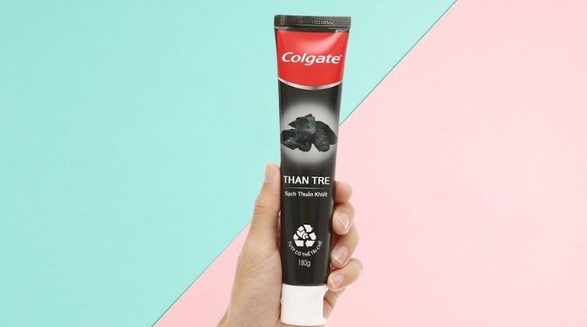 Kem đánh răng từ 6 tuổi Colgate Sạch Thuần Khiết hương than tre 180g