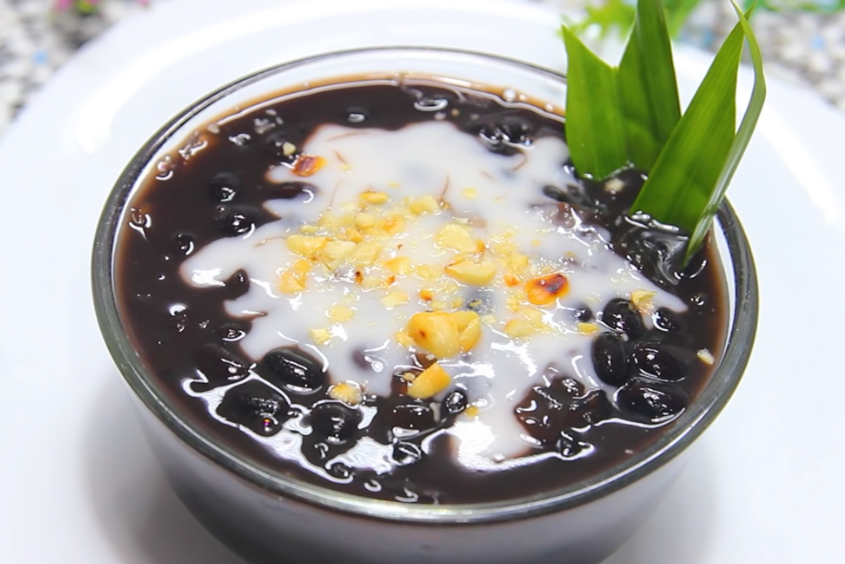 Cách nấu chè đậu đen nước cốt dừa với lá dứa thơm ngon