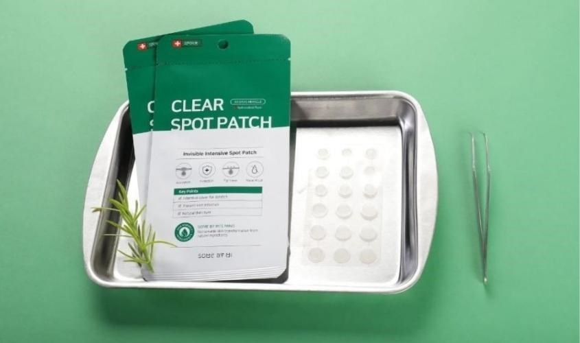 Miếng dán mụn Some By Mi chứa chiết xuất từ tinh dầu tràm giúp gom còi nhanh và kháng khuẩn tốt