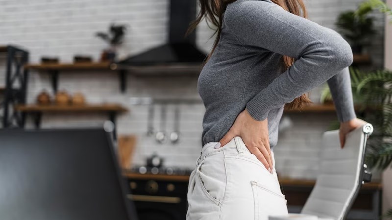 Đau ở thắt lưng có thể xảy ra do các cơn đau ở thận