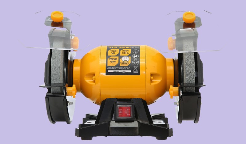 Máy mài hai đá Tolsen 79646 150W sở hữu kiểu dáng tinh giản, thiết kế để bàn cho khả năng đặt trên bàn làm việc dễ dàng