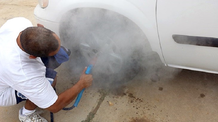 Máy rửa xe bằng hơi nước nóng có thể làm sạch cả gầm xe