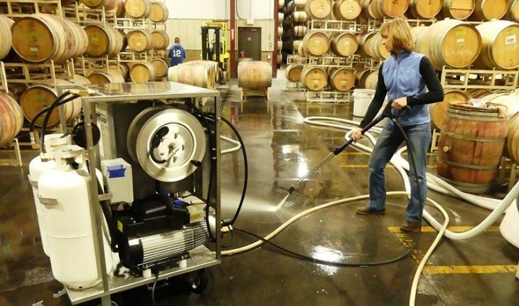 Máy rửa xe hơi nước nóng cũng được ứng dụng trong lĩnh vực vệ sinh khu vực chứa nước sản xuất bia rượu
