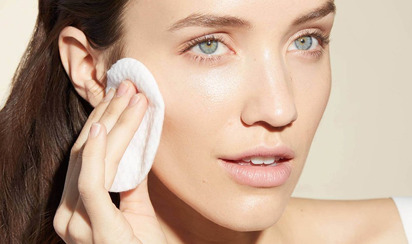 Tránh chà xát mạnh khi lau toner