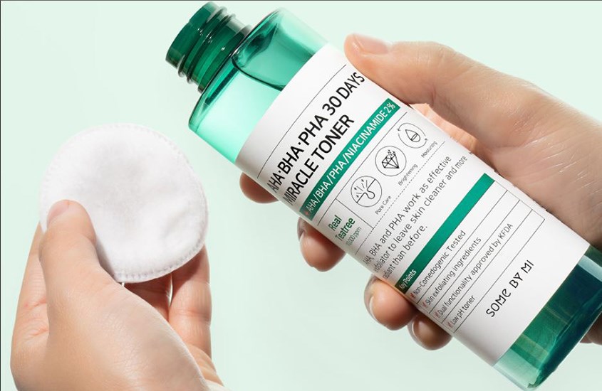 Lấy toner thấm lên bông tẩy trang rồi lau nhẹ nhàng lên da