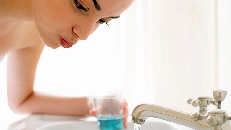 Nhổ nước súc miệng sau khi súc